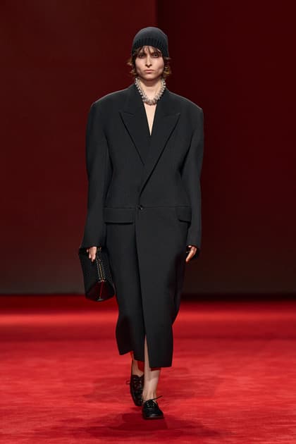 Bottega Veneta — Осень–зима 2026/27: Bottega Veneta — образ 1 из официальной галереи FW 2026/27
