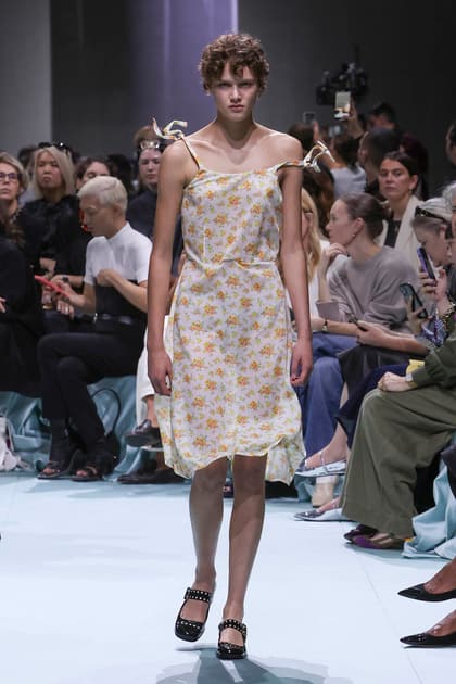 Prada — Весна–лето 2025: Prada · Весна–лето 2025 · Образ 1
