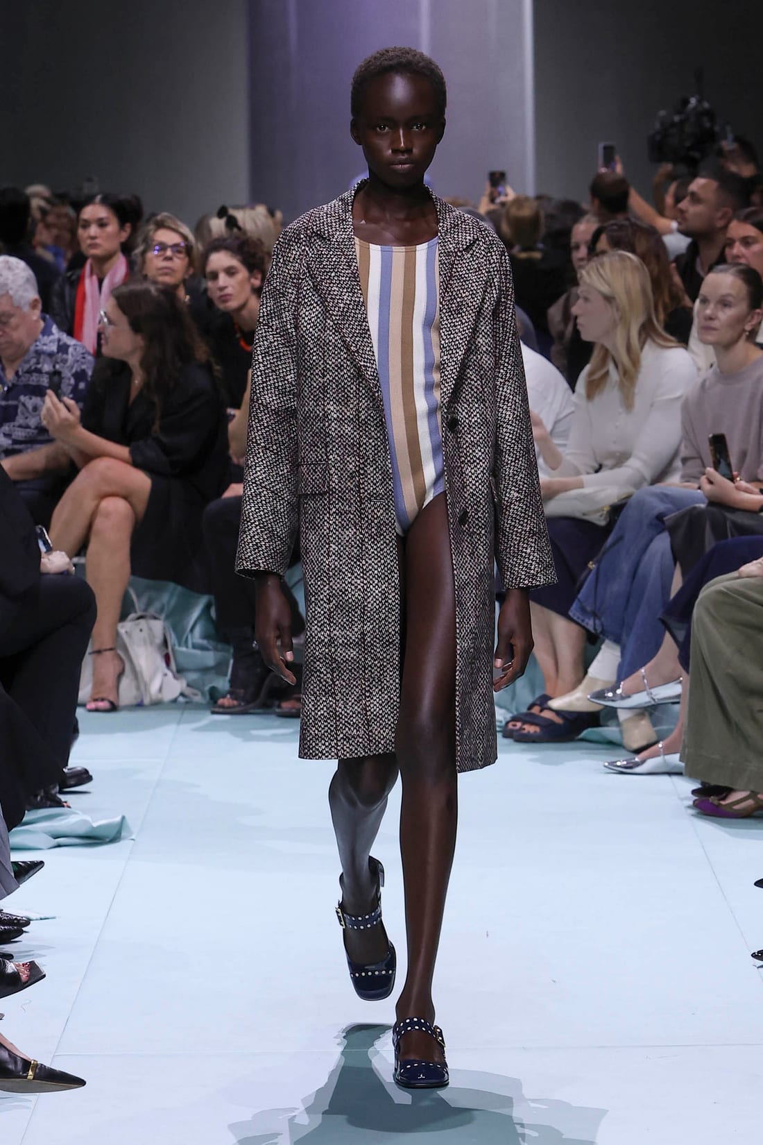 Prada · Весна–лето 2025 · Образ 8
