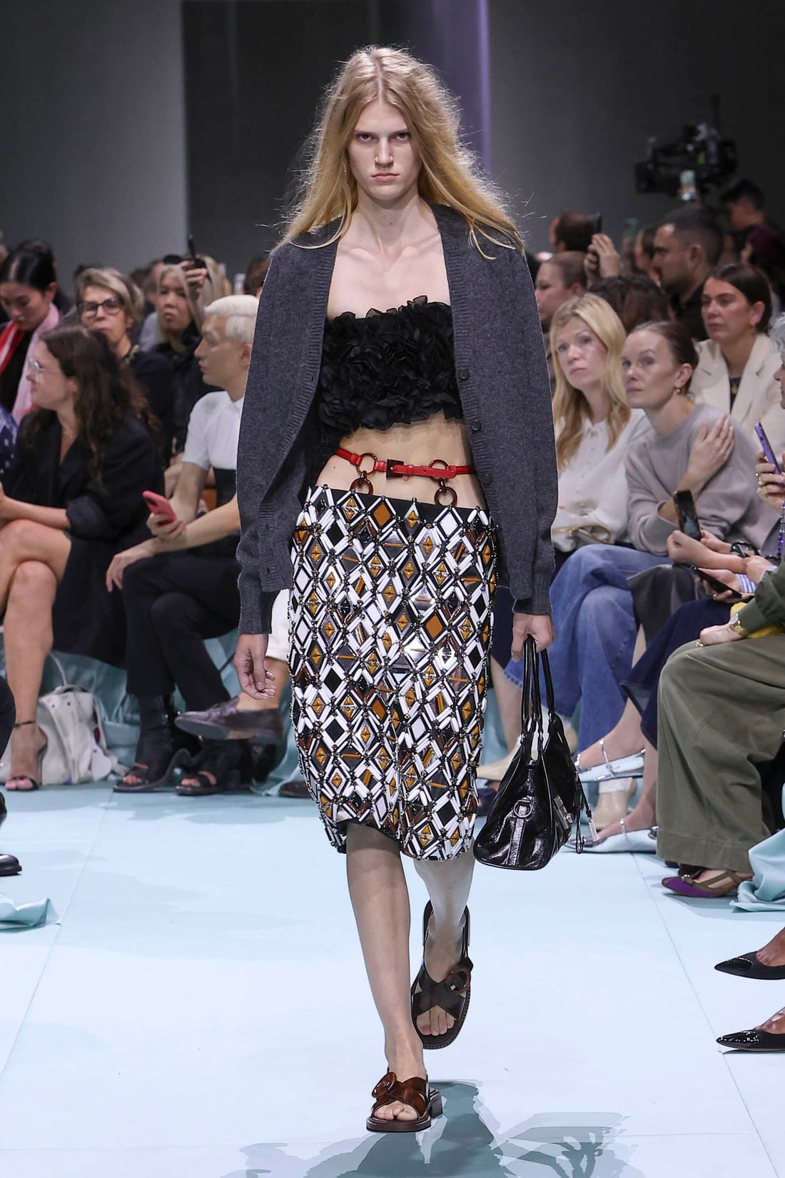 Prada · Весна–лето 2025 · Образ 24