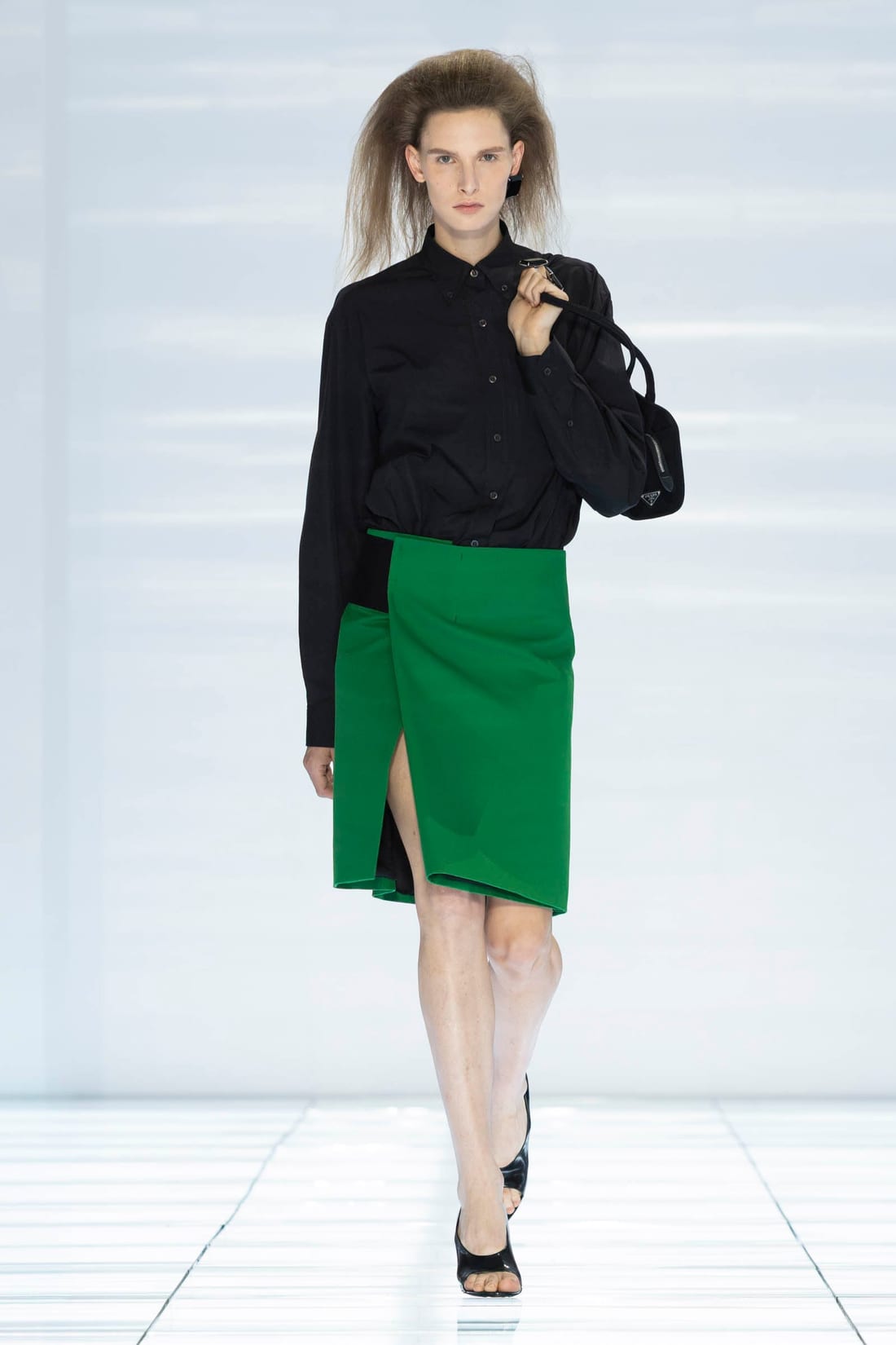 Prada · Весна–лето 2027 · Образ 3