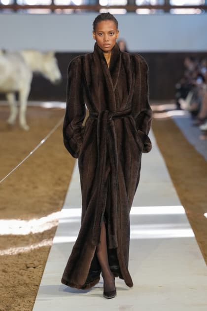 Stella McCartney — Осень–зима 2026/27: Stella McCartney · Осень–зима 2026/27 · Образ 01